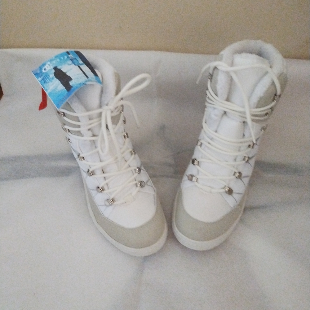 Articia Waterproof and Very Warm Winter Boots  With Great Traction.
